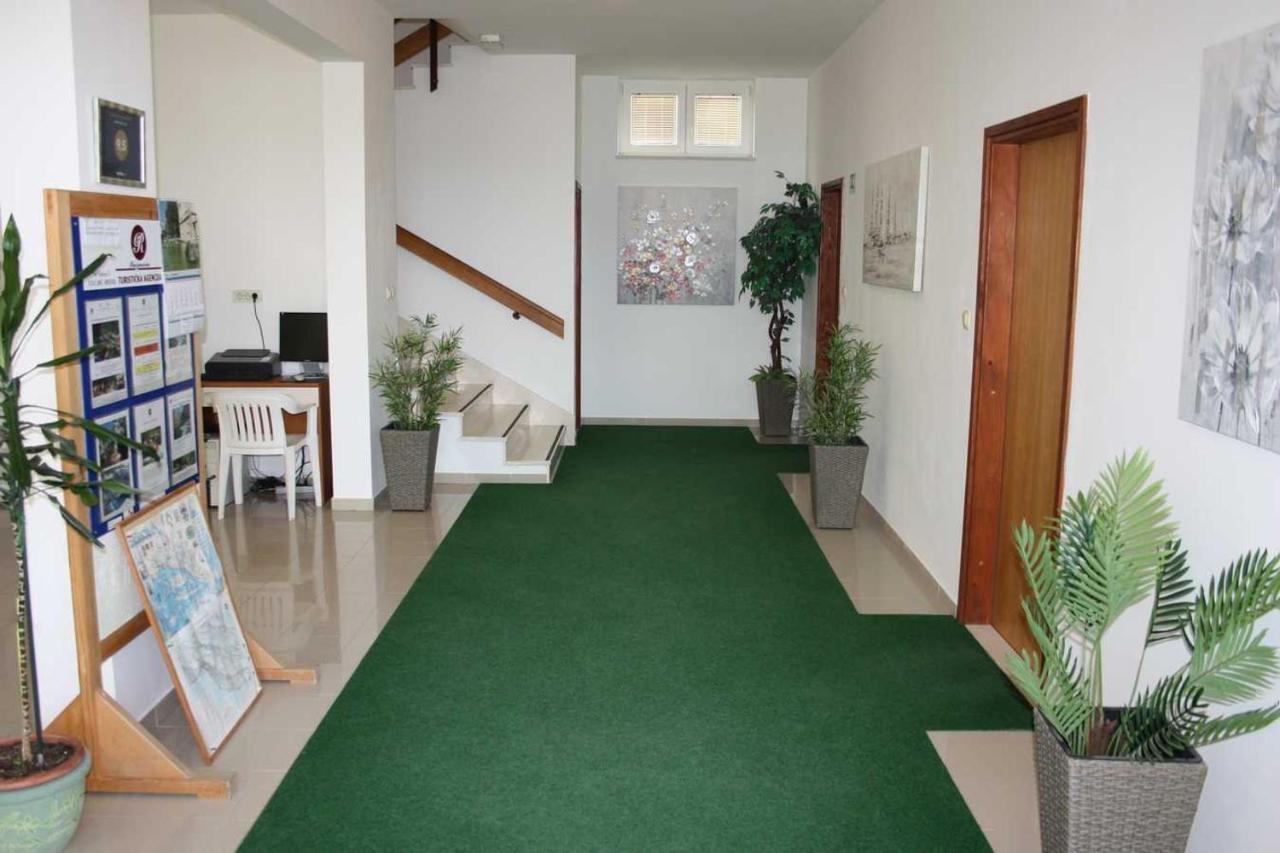 Villa Dvor Apartments Omiš Esterno foto